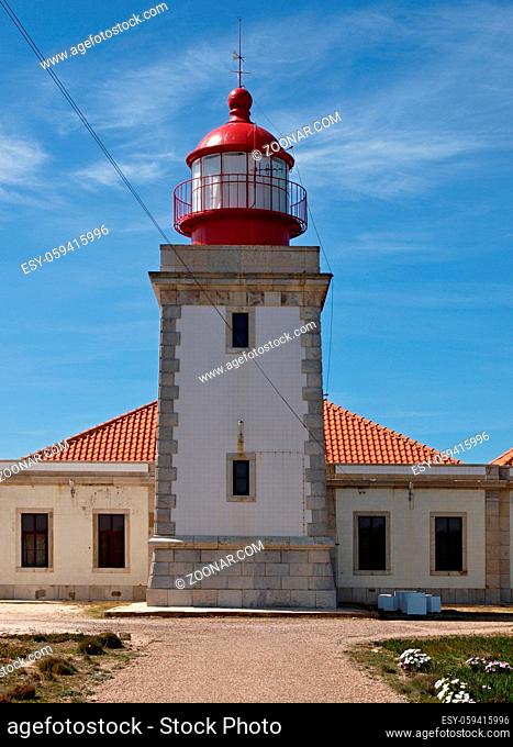 Sehr schoener traditioneller Leuchtturm bei Sines, Alentejo - Portugal