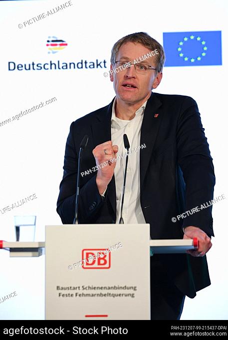 07 December 2023, Schleswig-Holstein, Fehmarn: Daniel Günther (CDU), Minister President of Schleswig-Holstein, speaks at a Deutsche Bahn ceremony