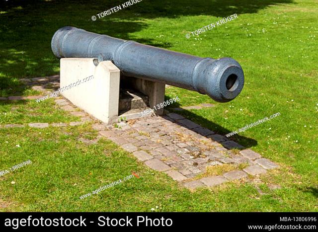 Cannon in front of the Oldenburg Castle, Oldenburg in Oldenburg, Lower Saxony, Germany, Europe