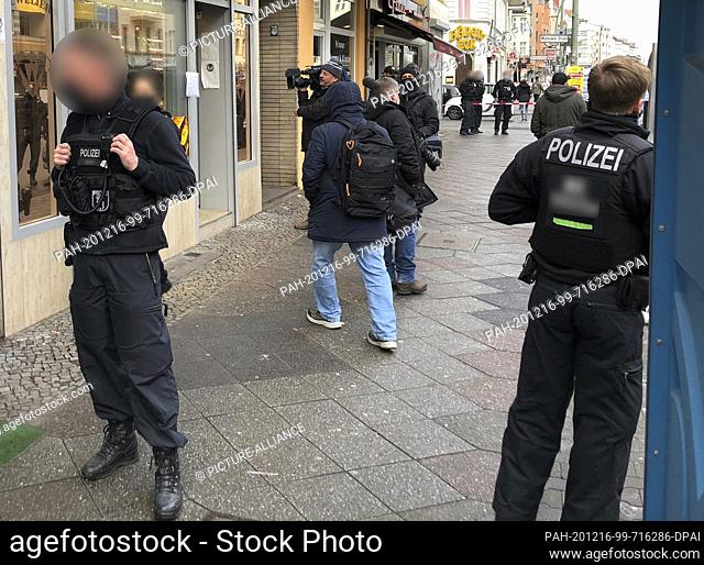 16 December 2020, Berlin: Police officers and media representatives stand in front of a jewelry store. Since the morning
