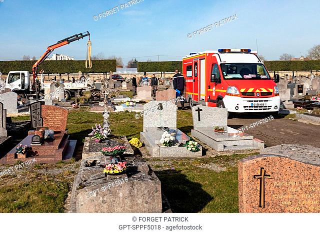 RESCUE OPERATION WITH THE FIREFIGHTERS FOR A CITY EMPLOYEE INJURED IN A CEMETERY, ALENCON (61), FRANCE