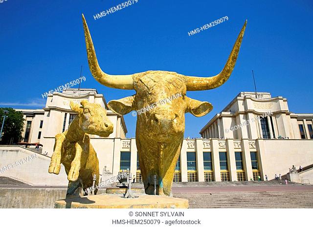 France, Paris, Jardins du Trocadero and Palais Chaillot, bull head in the foreground