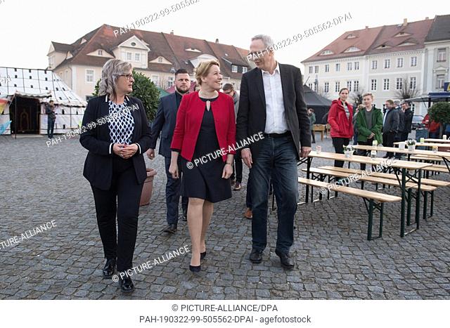 22 March 2019, Saxony, Ostritz: Federal Family Minister Franziska Giffey (SPD, M) accompanied by Marion Prange (non-party, l-r), Mayor of Ostritz