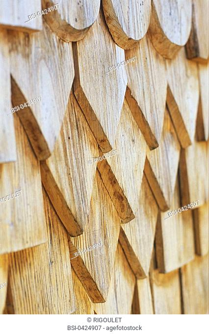 Roof covering in common larch shingle wood slats used as tiles