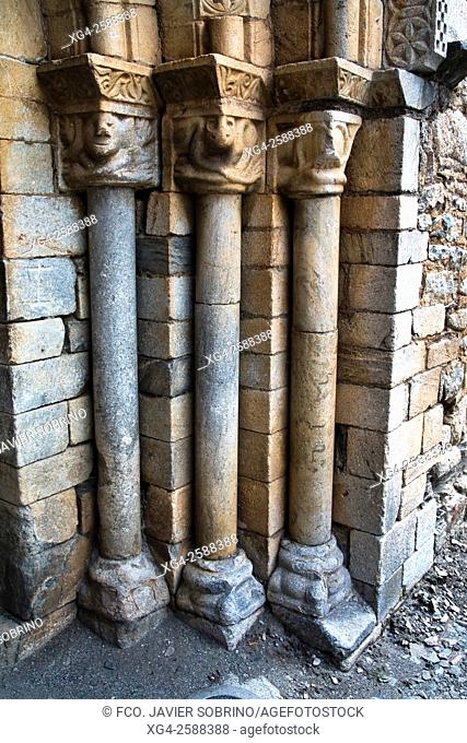 Columnas y capiteles en la portada de la iglesia románica de Sant Joan. Isil. Alt Aneu. Pallars Sobirà . Lleida. Cataluña. España. Europa