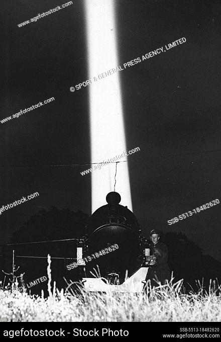 London's Anti Aircraft Defenses: A searchlight Unit in action. November 5, 1940. (Photo by Sport & General Press Agency, Limited)