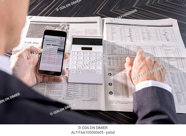Using smartphone and newspaper to monitor stock performance