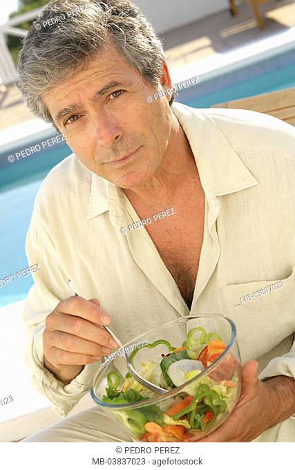 Man, well Age, bowl, mixed,  Salad, eat, portrait,   Men's portrait, 50-60 years, grey-haired, good-looking, gaze camera, nutrition, healthy, newly, raw food