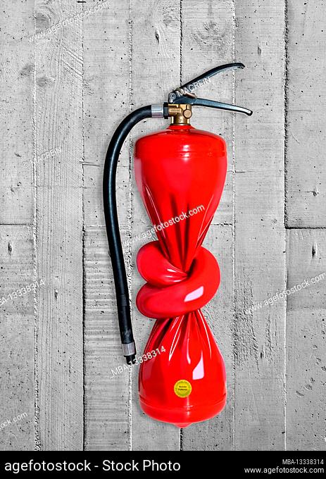 Fire extinguisher with knot on the wall (M)