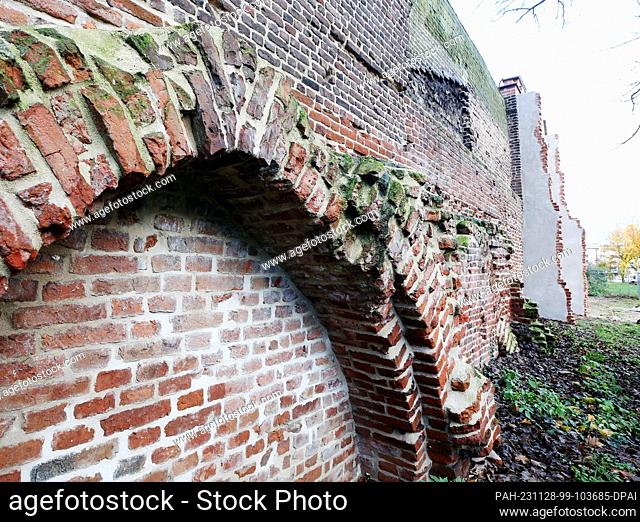 28 November 2023, North Rhine-Westphalia, Duisburg: View of part of the oldest surviving post-Roman city wall in Germany