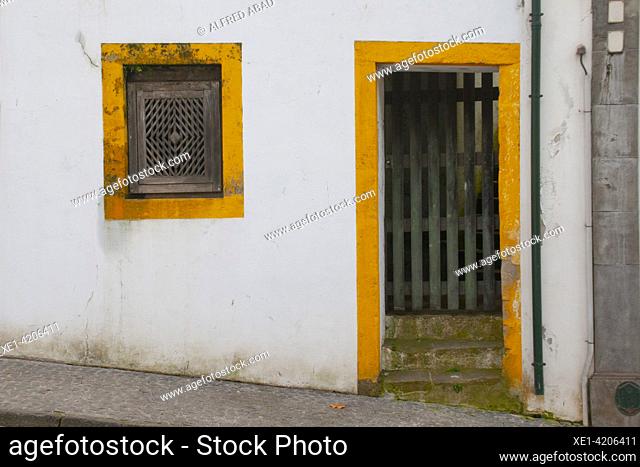 puerta y ventana en calle inclinada, Angra do Heroísmo, Isla Terceira, Azores, Portugal