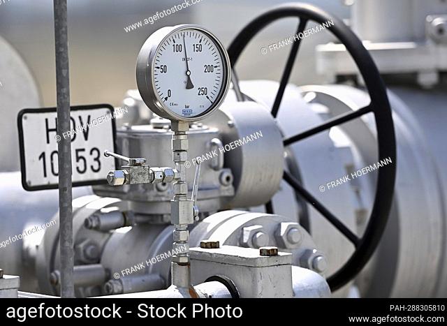 Bierwang natural gas storage facility in the Muehldorf am Inn district. manometer, gas pressure. - underriding/Bayern/Deutschland