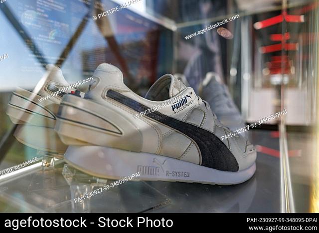 20 September 2023, Bavaria, Herzogenaurach: The RS Computer running shoe from 1986 stands in a display case at sporting goods manufacturer Puma