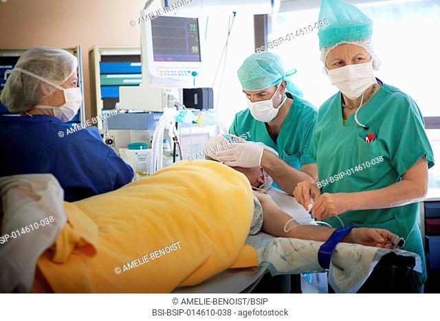 Reportage in the orthopedic surgery service in LÚman hospital, Thonon, France. Operating theatre. The anaesthetist and anaesthetic nurse administer the general...