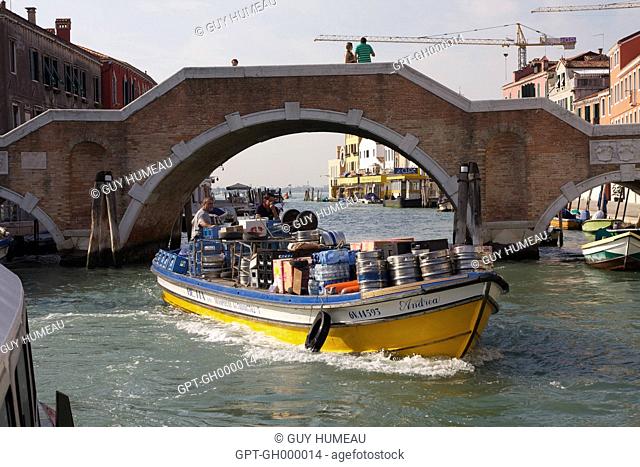 BEER DELIVERED BY BOAT, VENICE, VENETIA, ITALY