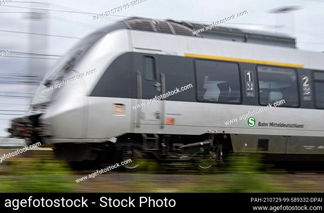 28 July 2021, Saxony-Anhalt, Gröbers: A suburban train arrives at the Gröbers stop between Halle/Saale and Leipzig. Photo: Hendrik Schmidt/dpa-Zentralbild/dpa