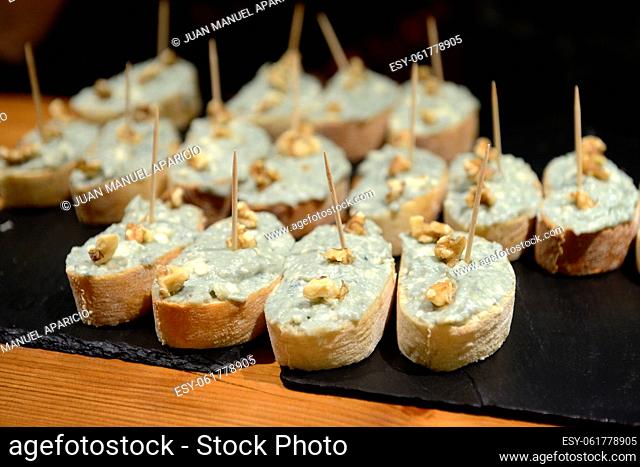 Snacks of blue cheese with nuts