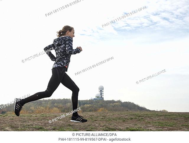 08 November 2018, Berlin: Runner Lisa Hahner (SCC Berlin) training on the Drachenberg in Berlin's Grunewald. The 28-year-old will start her comeback at the...