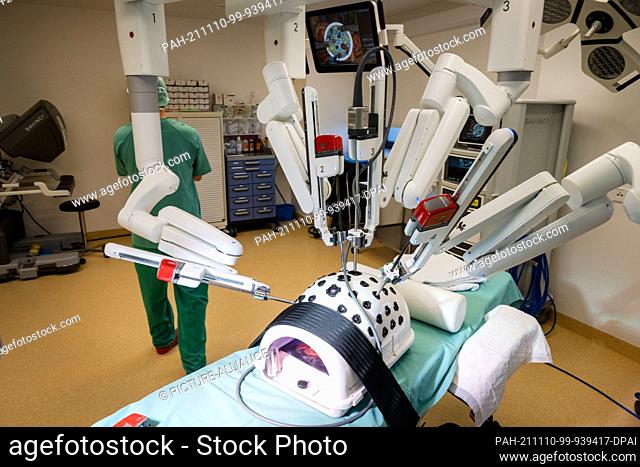 10 November 2021, Mecklenburg-Western Pomerania, Stralsund: In the outpatient operating room, there is a ""da Vinci Xi"" surgical robot
