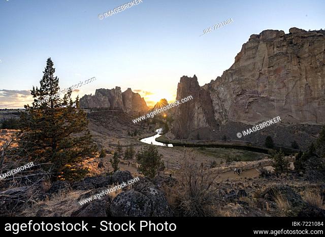 Sun star on rock walls, sunset, river course of the Crooked River, canyon with rock formations, The Red Wall, Smith Rock State Park, Oregon, USA, North America