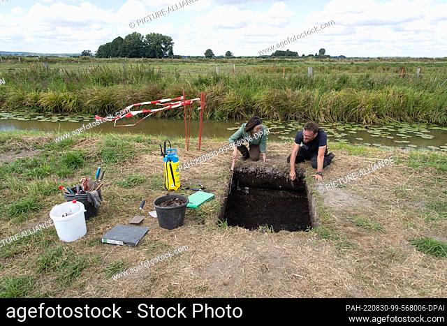 30 August 2022, Lower Saxony, Diepholz: Archaeologist Marion Heumüller (l) from the Lower Saxony State Office for the Preservation of Monuments and...