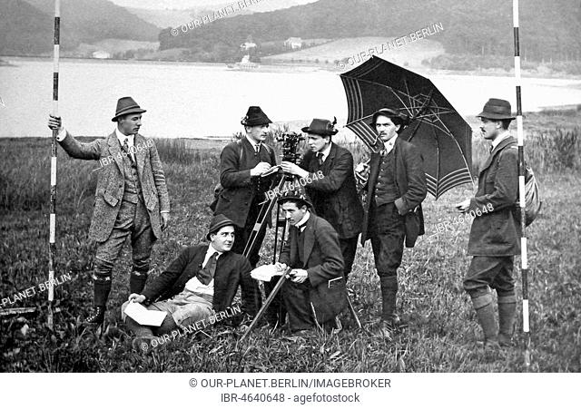 Technology, history, men in surveying, Bavaria, approx. 1930s, exact location unknown, Bavaria, Germany
