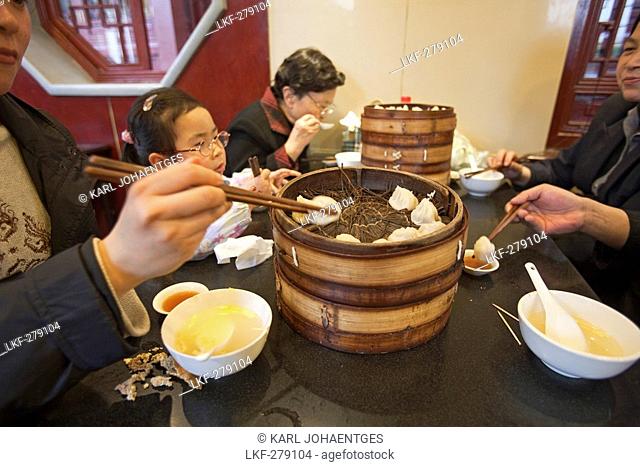 Chinese family eating at Huxinting Teahouse, Yu Yuan Garden, Nanshi, Feng Shui, Shanghai, China, Asia