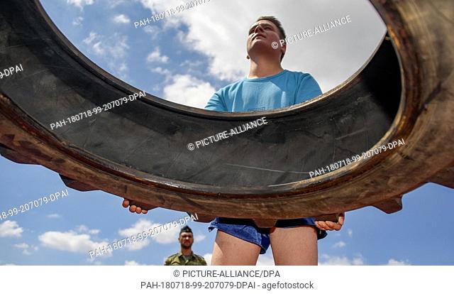 18 July 2018, Germany, Hagenow: Voluntary service soldier from the Panzergrenadier batallion 401, Collin Seeger, taking part in a fitness test