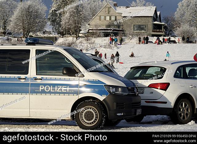 09 January 2021, Rhineland-Palatinate, Stein-Neukirch: Police patrol the edge of a ski slope on the Fuchskaute near Waigandshain in the Westerwald