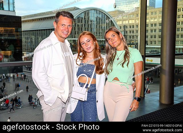 15 October 2022, Berlin: Leonie Kullik ""Leoobalys"" (M) comes with her father and her mother to the premiere of the documentary Girl Gang at CineStar CUBIX