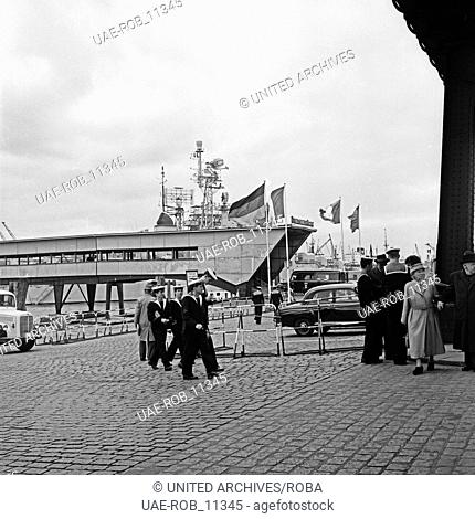 Die Überseebrücke im Hafen in Hamburg, Deutschland 1960er Jahre. Overseas bridge at Hamburg harbor, Germany 1960s