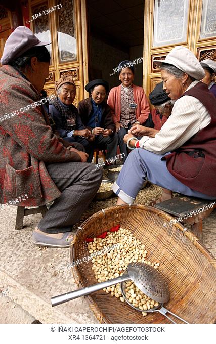 Women preparing food, Shibaoshan Mountains Shiku, Dali Bai Autonomous Prefecture of Dali, Yunnan, China