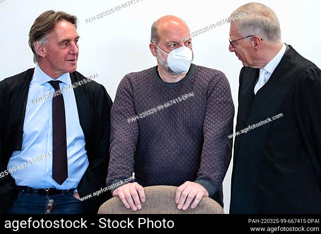 25 March 2022, North Rhine-Westphalia, Cologne: The defendant Thomas Drach (center) stands in the district court with his defense attorneys Andreas Kerkhof...