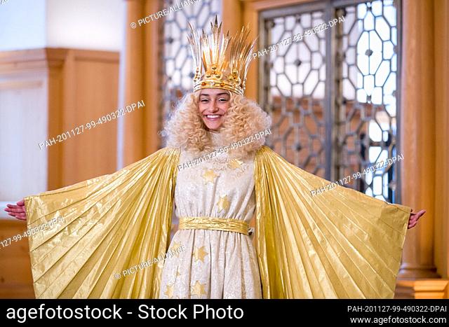 27 November 2020, Bavaria, Nuremberg: The Nuremberg Christ Child, Benigna Munsi, stands in her robe in the Nuremberg City Hall