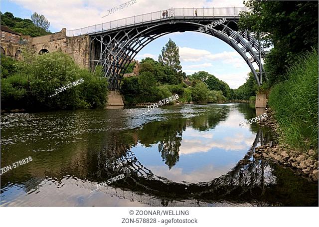 Ironbridge, erste Eisenbrücke der Welt, von Abraham Darby von 1779 über den Fluss Severn in Shropshire England Großbritannien Europa