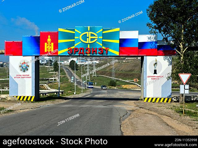 Haupttor mit der mongolischen und russischen Flagge zum Kupferbergwerk Erdenet Mining Corporation EMC, Erdenet, Mongolei / Main gate with the Mongolian and...