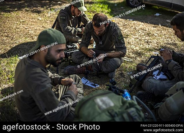 20 December 2023, Israel, ---: Israeli soldiers are seen near the Israeli Gaza border, amid continuing battles between Israel and the Palestinian militant group...