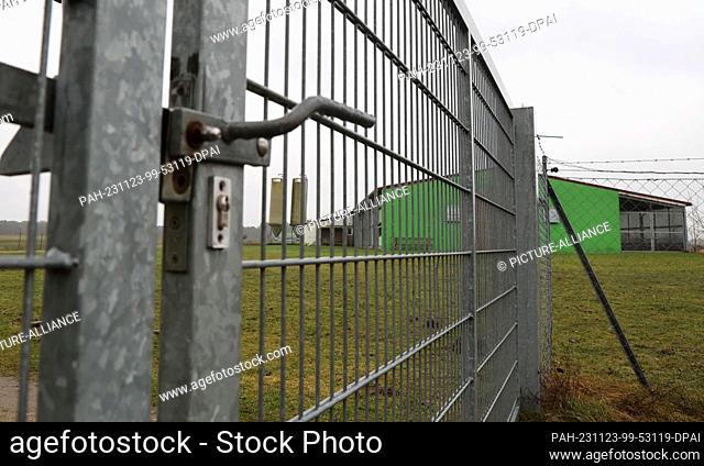 23 November 2023, Mecklenburg-Western Pomerania, Matzlow: The closed gate at a turkey fattening farm in Matzlow in the municipality of Lewitzrand