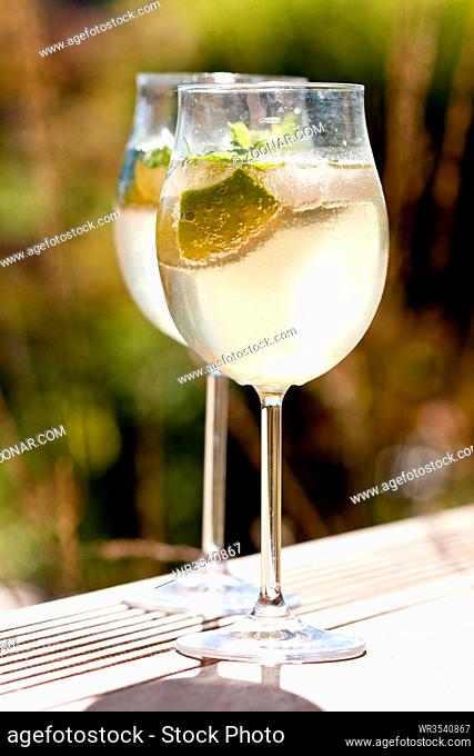 hugo prosecco elderflower soda ice summer drink outdoor aperitif