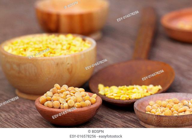 Pigeon pea with other pulses on wooden surface