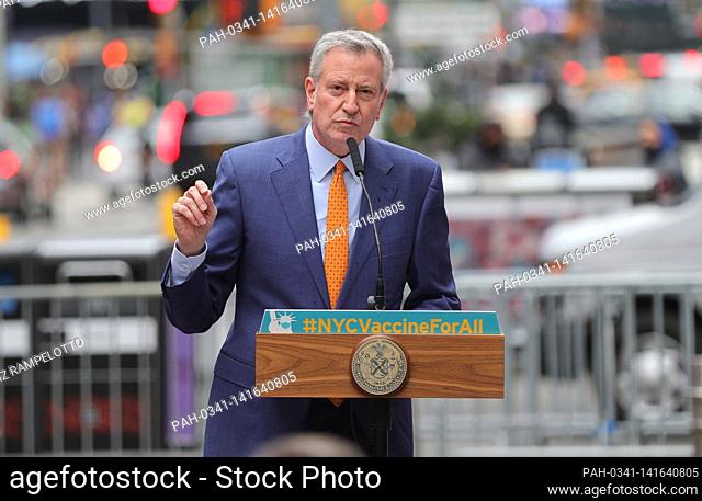 Time Square, New York, USA, April 12, 2021 - Mayor Bill de Blasio presser after a tour of the first Broadway vaccination site and enjoy a live performance in...