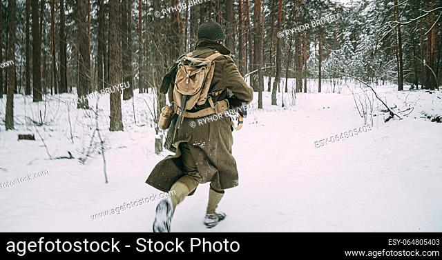 Re-enactor Dressed As American Infantry Soldier run On Attack. Usa Soldier Attack In Winter Forest. Usa Army Soldiers Of World War Ii