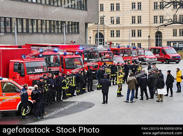 10 March 2023, Brandenburg, Potsdam: Twelve vehicles of the Brandenburg fire departments stand side by side in the yard near the Ministry of the Interior