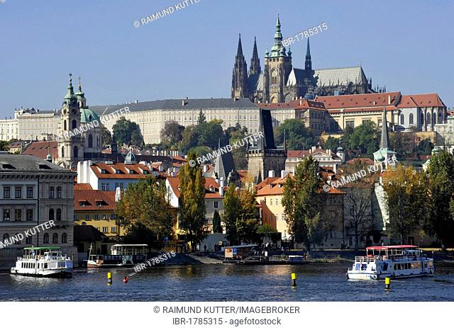 Vltava river, Charles Bridge, St. Nicholas, St. Vitus Cathedral, Prague Castle, Hradcany, Prague, Bohemia, Czech Republic, Europe