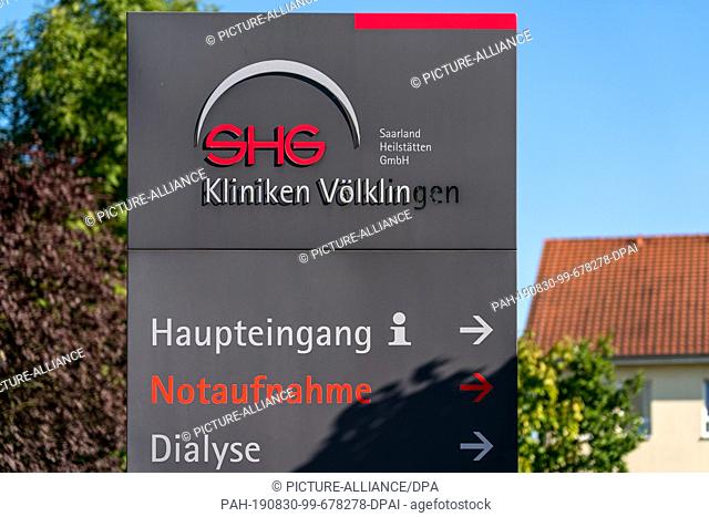 30 August 2019, Saarland, Völklingen: A sign of the ""SHG Kliniken Völklingen"" points to the main entrance and the emergency room