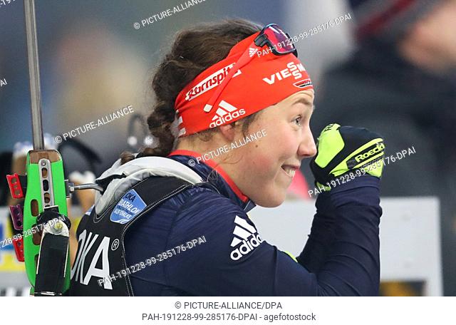 28 December 2019, North Rhine-Westphalia, Gelsenkirchen: German biathlete Laura Dahlmeier points her thumbs up at Schalke at the 18th Biathlon World Team...