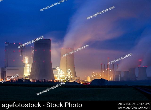 30 November 2023, North Rhine-Westphalia, Grevenbroich: Steam rises from RWE's Neurath I and II lignite-fired power plants