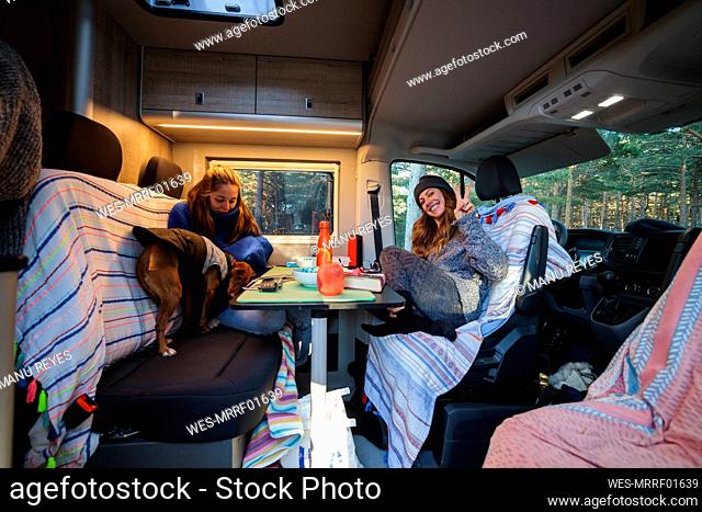 Amigos desayunando en autocaravana