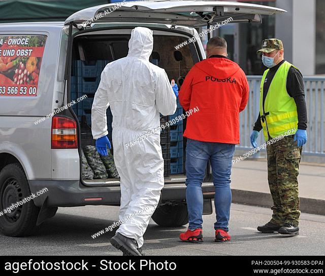 04 May 2020, Poland, Slubice: A greengrocer is checked by authorities when entering Poland at the border crossing Stadtbrücke from Frankfurt (Oder) into Slubice