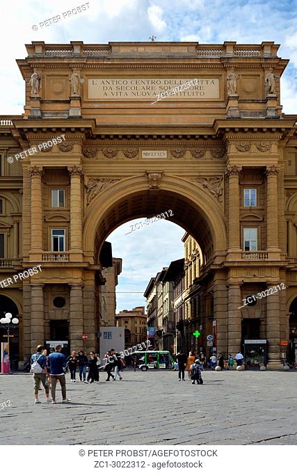 Arch of Triumph on the Piazza della Repubblica in the historic center of Florence with peoples - Italy